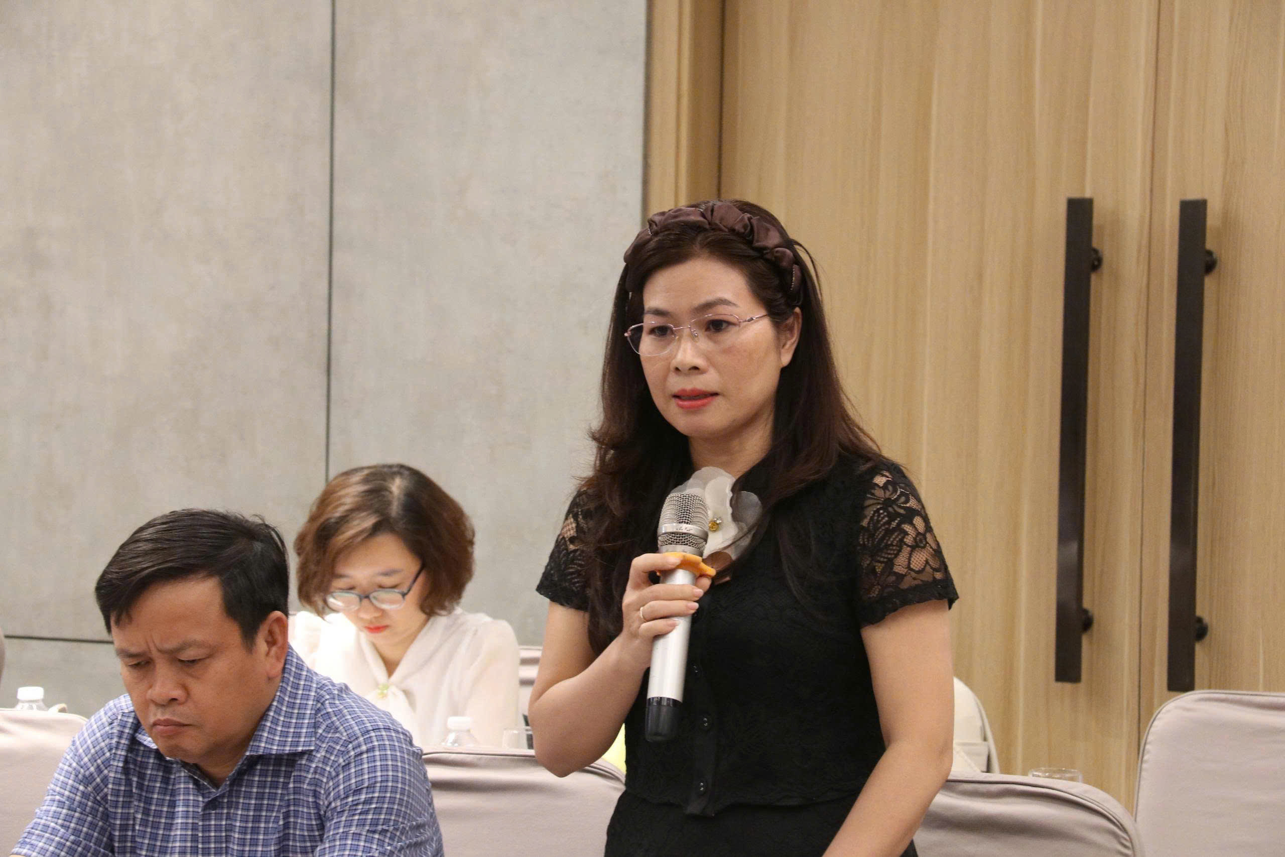 TS. Phạm Thị Xuân Nga- Phó Giám đốc Chi nhánh Viện KHXH vùng Trung Bộ và Tây Nguyên góp ý cho Dự thảo Đề án